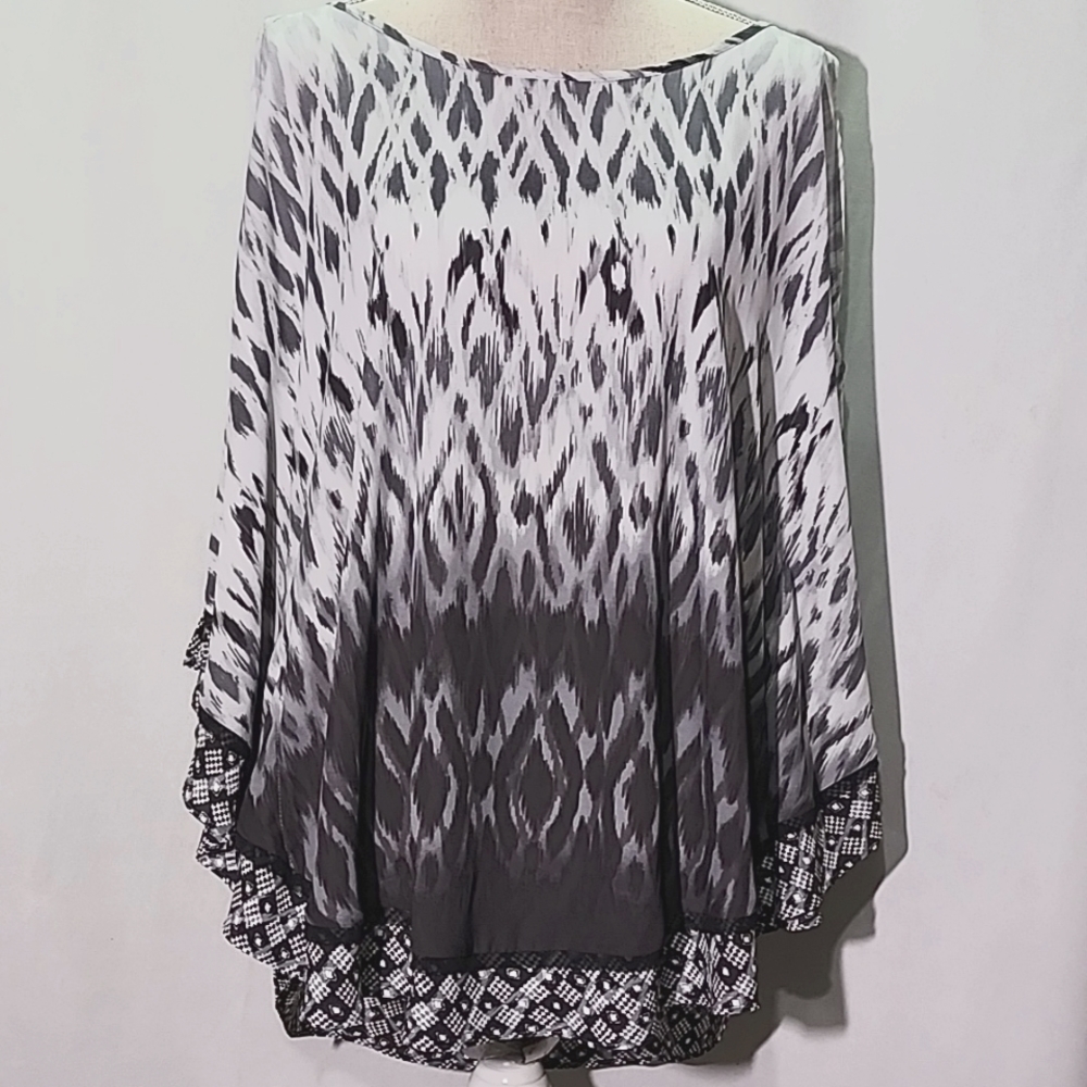 Women's Plus NWT Poncho Style Top Size 14/16